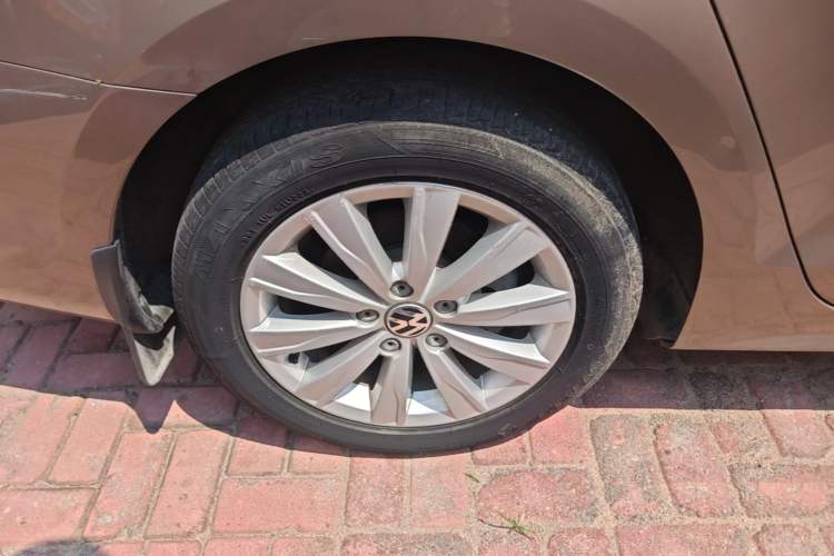 Used Volkswagen Sagitar 2014 Revised Version 1.6L Automatic Comfort Edition Right Rear Wheel Hub