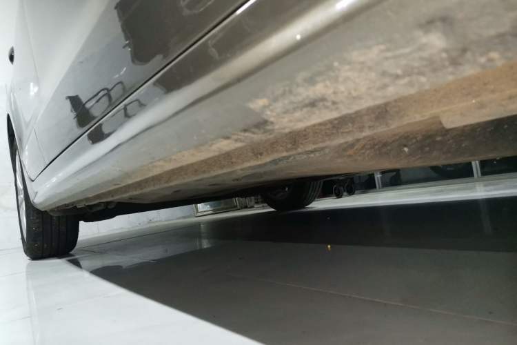 Used Volkswagen Sagitar 2014 1.4TSI Automatic Luxury Model Right Side Sill