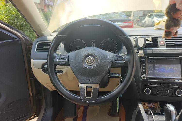 Used Volkswagen Sagitar 2014 Revised Version 1.4TSI Automatic Luxury Edition Steering Wheel