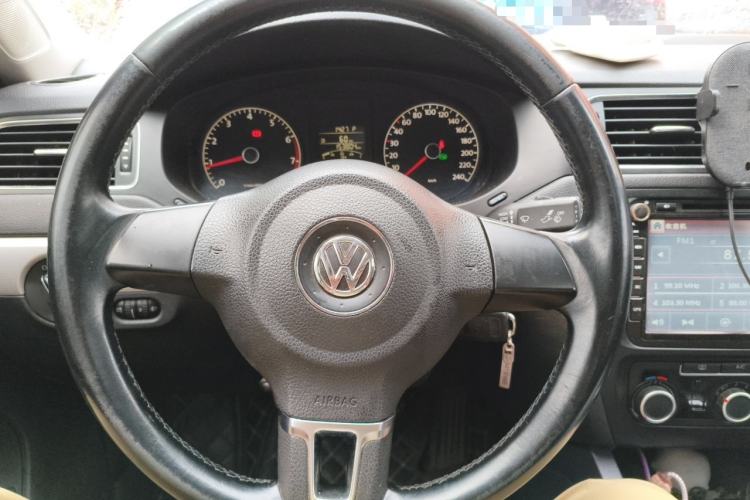 Used Volkswagen Sagitar 2014 Revised Version 1.6L Automatic Comfort Edition Steering Wheel