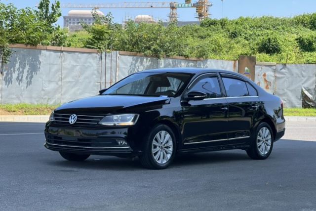 Używany Volkswagen Sagitar 2015 230TSI Automatic Comfort Version