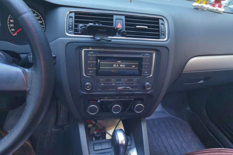 Used Volkswagen Sagitar 2015 1.6L Automatic Comfort Model Audio And AC Panel