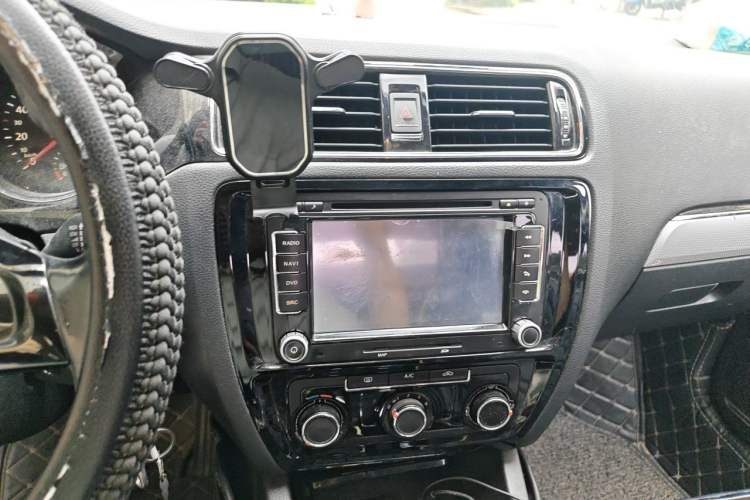 Used Volkswagen Sagitar 2015 230TSI Automatic Comfort Version Audio And AC Panel