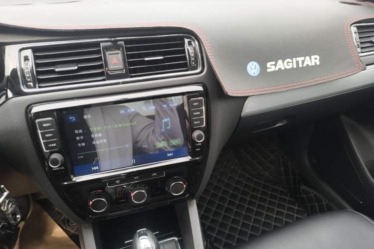 Used Volkswagen Sagitar 2015 1.6L Automatic Comfort Model Audio And AC Panel