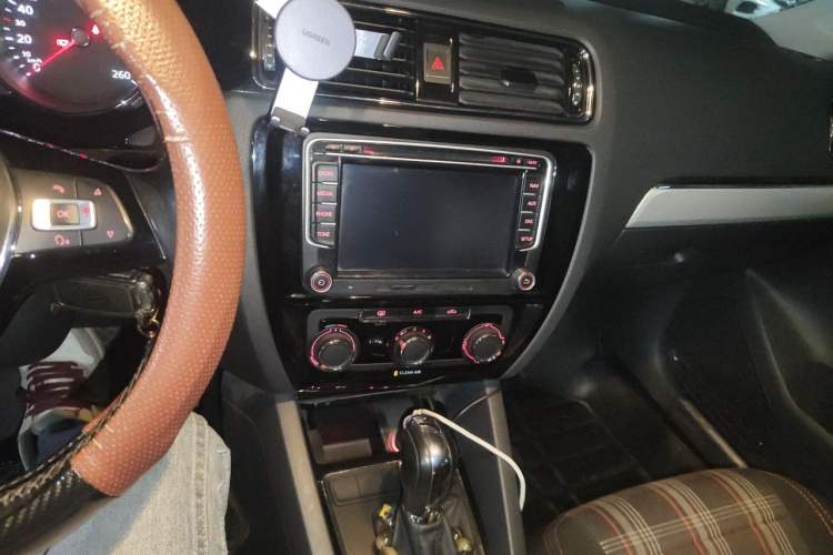 Used Volkswagen Sagitar 2015 1.6L Automatic Comfort Model Audio And AC Panel