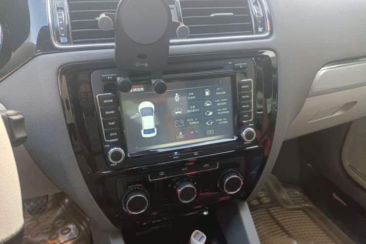 Used Volkswagen Sagitar 2015 1.6L Manual Comfort Model Audio And AC Panel