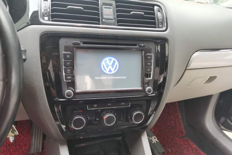 Used Volkswagen Sagitar 2015 1.6L Manual Comfort Model Audio And AC Panel