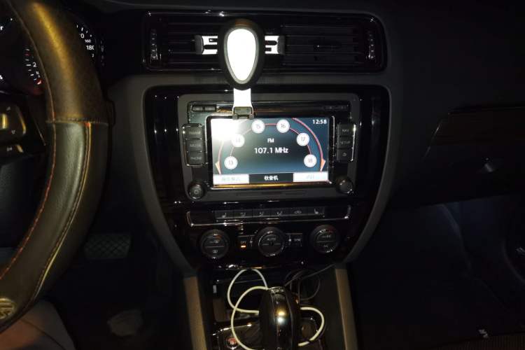 Used Volkswagen Sagitar 2015 230TSI Automatic Luxury Model Audio And AC Panel