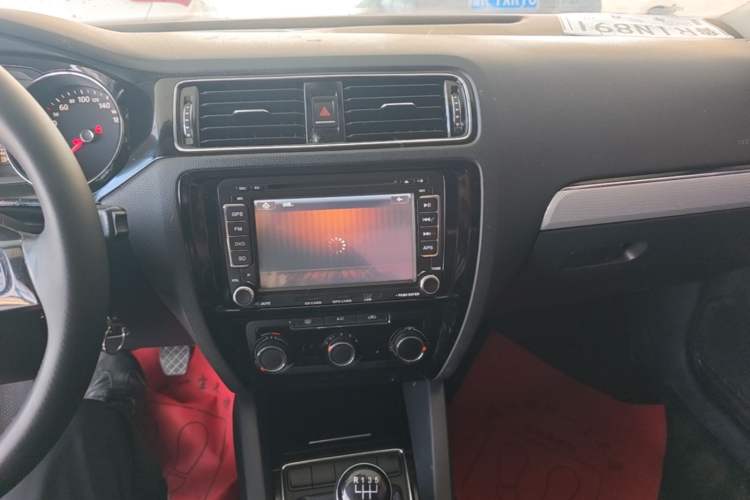 Used Volkswagen Sagitar 2015 1.6L Manual Comfort Model Audio And AC Panel