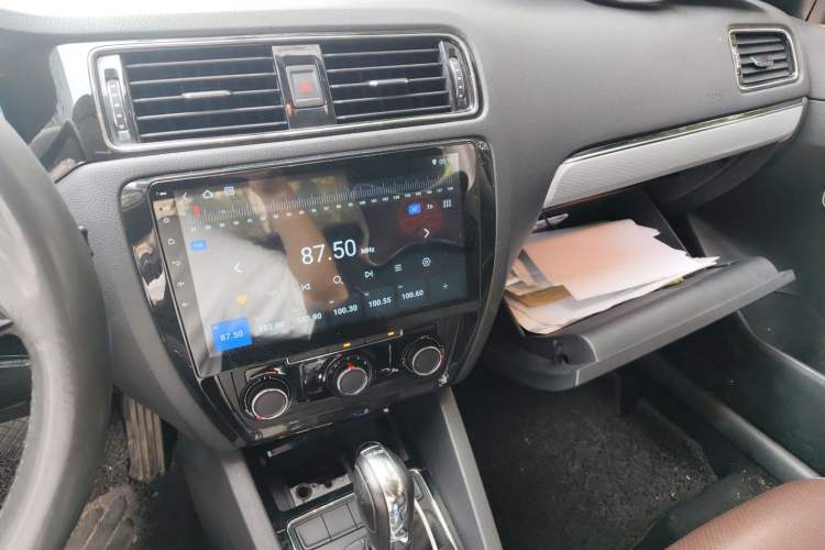 Used Volkswagen Sagitar 2015 230TSI Automatic Comfort Version Audio And AC Panel