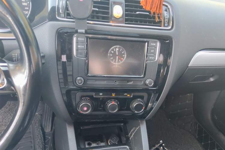 Used Volkswagen Sagitar 2015 230TSI Manual Comfort Version Audio And AC Panel
