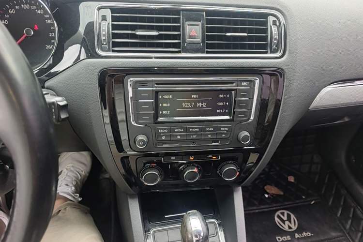 Used Volkswagen Sagitar 2015 1.6L Automatic Comfort Model Audio And AC Panel