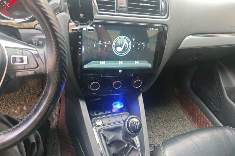 Used Volkswagen Sagitar 2015 1.6L Manual Comfort Model Audio And AC Panel