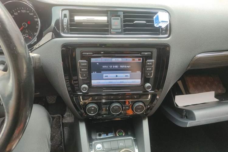 Used Volkswagen Sagitar 2015 230TSI Manual Luxury Edition Audio And AC Panel