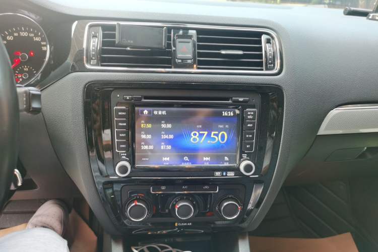Used Volkswagen Sagitar 2015 230TSI Automatic Comfort Version Audio And AC Panel
