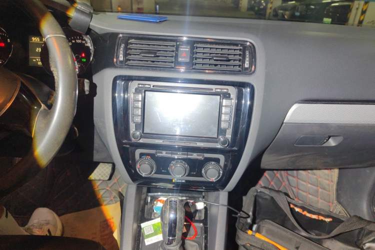 Used Volkswagen Sagitar 2015 230TSI Automatic Comfort Version Audio And AC Panel