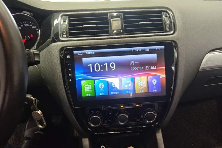 Used Volkswagen Sagitar 2015 1.6L Manual Comfort Model Audio And AC Panel