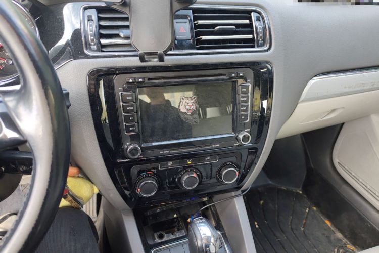 Used Volkswagen Sagitar 2015 230TSI Automatic Comfort Version Audio And AC Panel