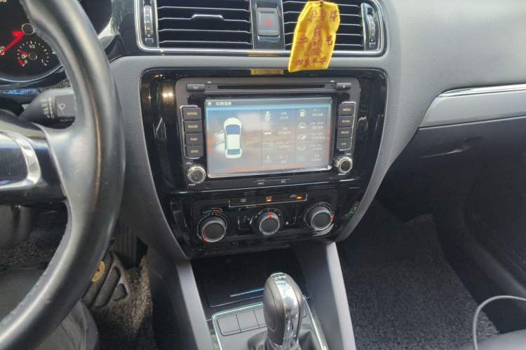 Used Volkswagen Sagitar 2015 230TSI Automatic Comfort Version Audio And AC Panel