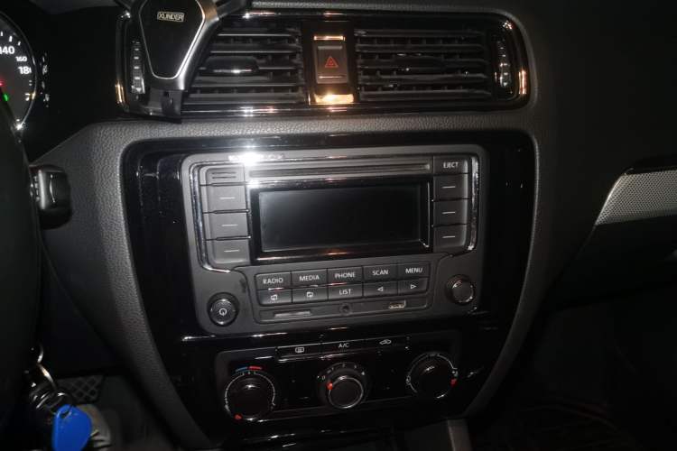 Used Volkswagen Sagitar 2015 1.6L Automatic Comfort Model Audio And AC Panel