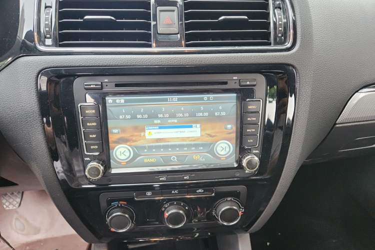 Used Volkswagen Sagitar 2015 1.6L Manual Comfort Model Audio And AC Panel