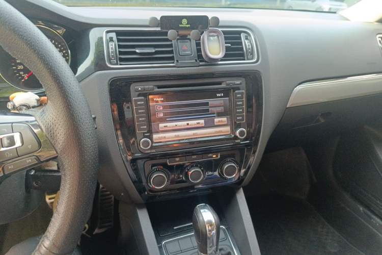 Used Volkswagen Sagitar 2015 1.6L Automatic Comfort Model Audio And AC Panel