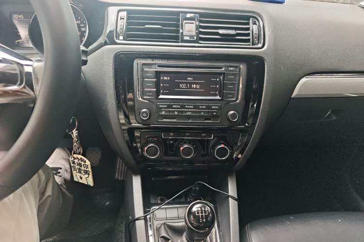 Used Volkswagen Sagitar 2015 1.6L Manual Comfort Model Audio And AC Panel