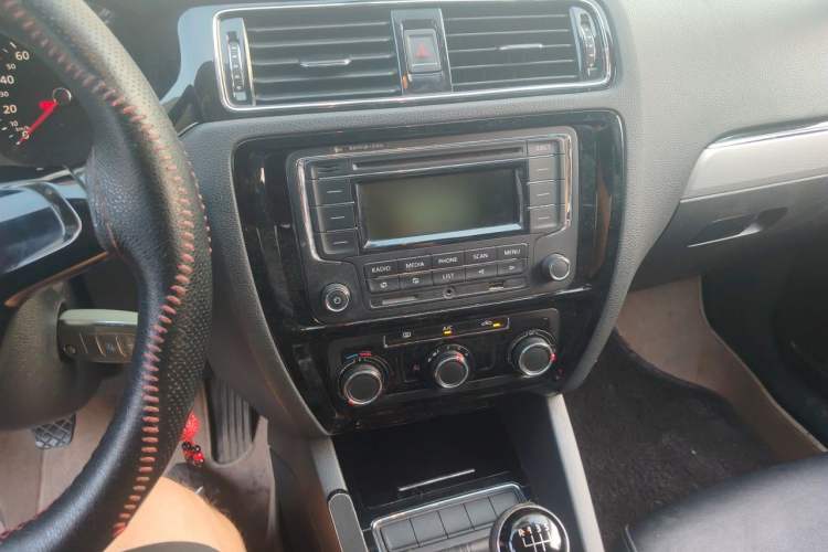 Used Volkswagen Sagitar 2015 1.6L Manual Comfort Model Audio And AC Panel