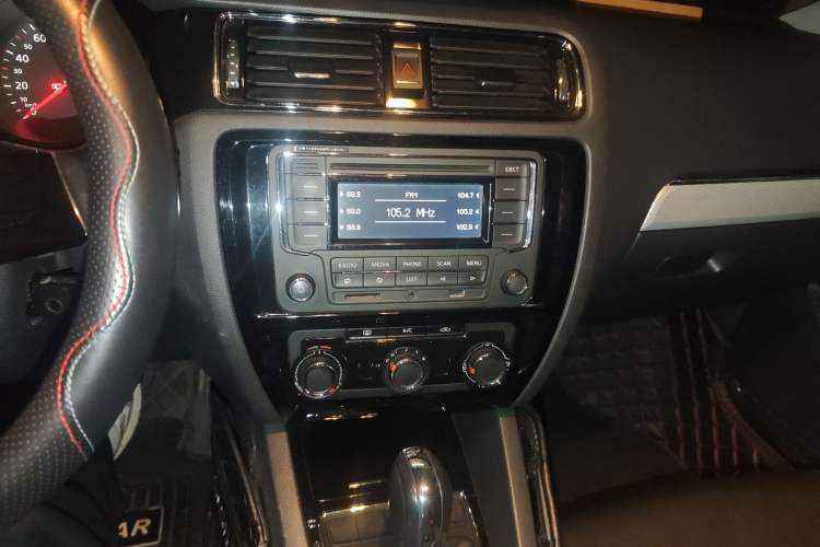 Used Volkswagen Sagitar 2015 1.6L Automatic Comfort Model Audio And AC Panel