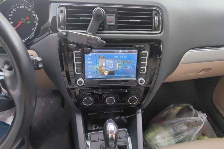 Used Volkswagen Sagitar 2015 1.6L Automatic Comfort Model Audio And AC Panel