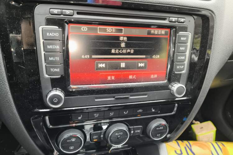 Used Volkswagen Sagitar 2015 230TSI Automatic Luxury Model Audio And AC Panel