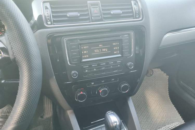 Used Volkswagen Sagitar 2015 230TSI Automatic Comfort Version Audio And AC Panel