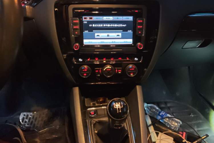Used Volkswagen Sagitar 2015 230TSI Manual Luxury Edition Audio And AC Panel