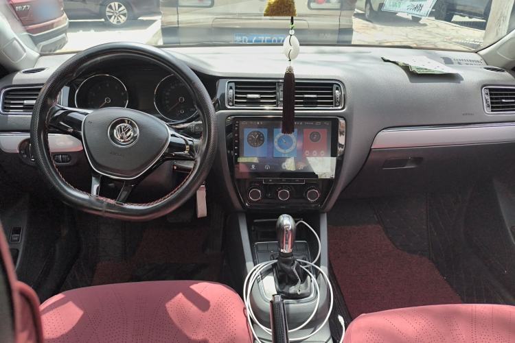 Used Volkswagen Sagitar 2015 230TSI Automatic Comfort Version Center Console