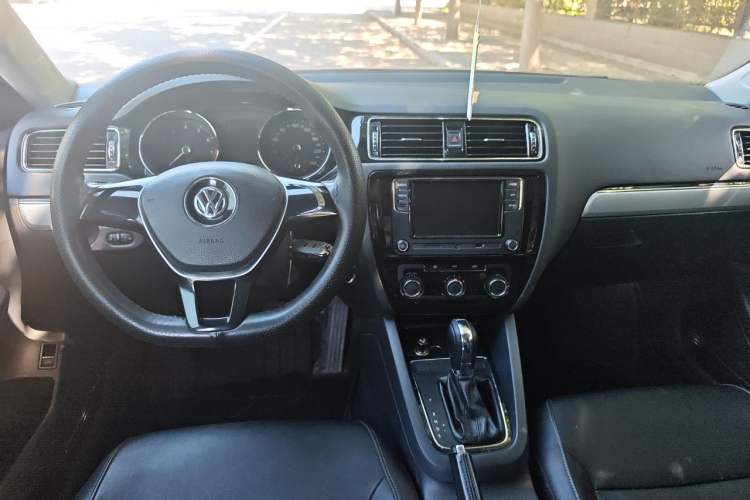 Used Volkswagen Sagitar 2015 230TSI Automatic Comfort Version Center Console