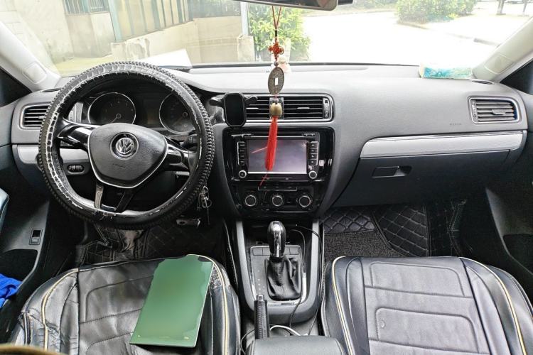 Used Volkswagen Sagitar 2015 230TSI Automatic Comfort Version Center Console