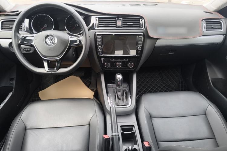 Used Volkswagen Sagitar 2015 1.6L Automatic Comfort Model Center Console