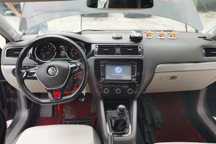 Used Volkswagen Sagitar 2015 1.6L Manual Comfort Model Center Console