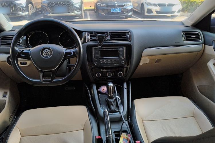 Used Volkswagen Sagitar 2015 1.6L Automatic Comfort Model Center Console