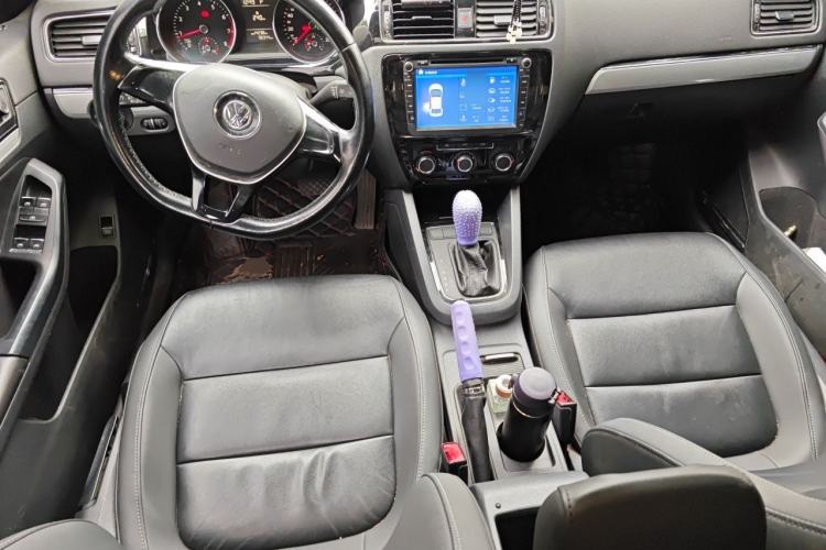 Used Volkswagen Sagitar 2015 230TSI Automatic Comfort Version Center Console