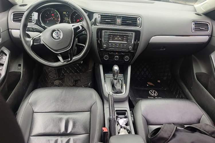 Used Volkswagen Sagitar 2015 1.6L Automatic Comfort Model Center Console