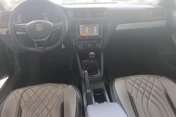 Used Volkswagen Sagitar 2015 1.6L Manual Comfort Model Center Console