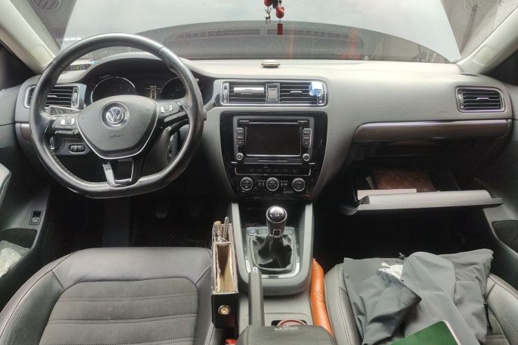 Used Volkswagen Sagitar 2015 230TSI Manual Luxury Edition Center Console
