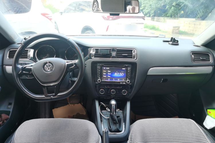 Used Volkswagen Sagitar 2015 230TSI Automatic Comfort Version Center Console