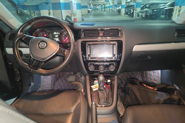 Used Volkswagen Sagitar 2015 230TSI Automatic Comfort Version Center Console
