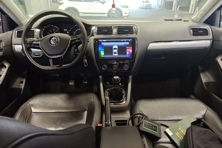 Used Volkswagen Sagitar 2015 1.6L Manual Comfort Model Center Console