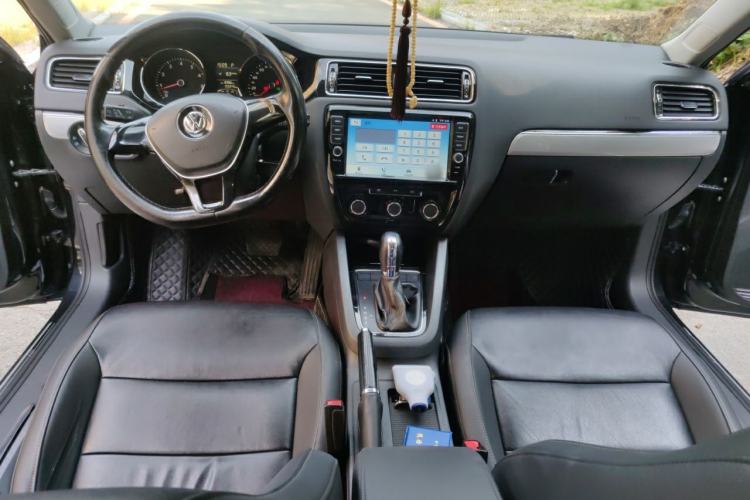 Used Volkswagen Sagitar 2015 1.6L Automatic Comfort Model Center Console