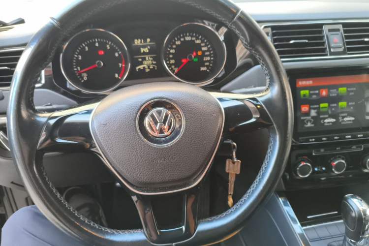 Used Volkswagen Sagitar 2015 1.6L Automatic Comfort Model Center Console