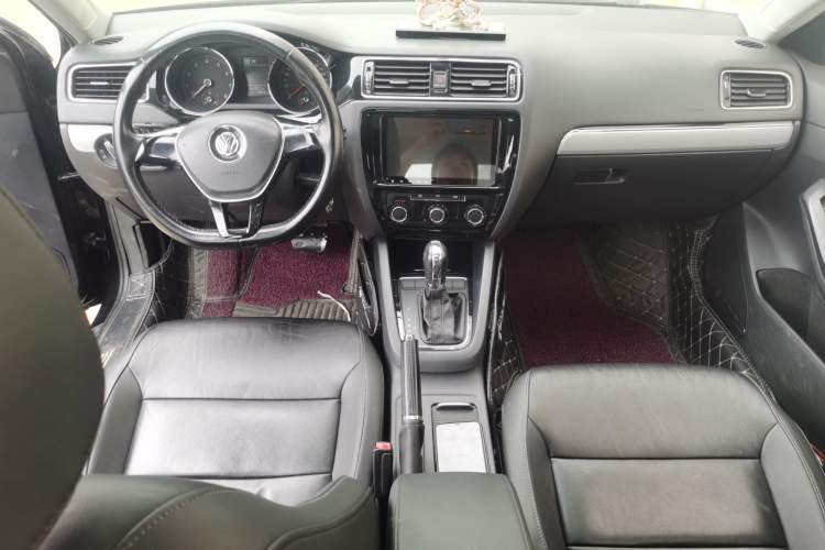 Used Volkswagen Sagitar 2015 230TSI Automatic Comfort Version Center Console
