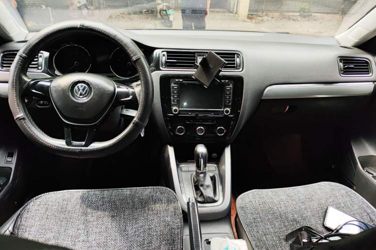 Used Volkswagen Sagitar 2015 230TSI Automatic Comfort Version Center Console
